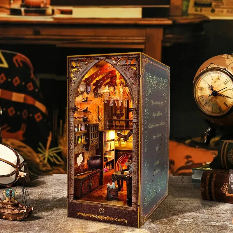 Diorama L'Académie des Mystères en bois à assembler posé sur une étagère de livres