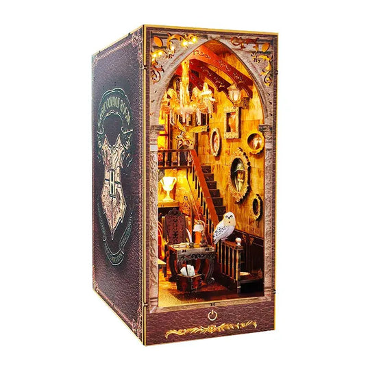 Book Nook L'Académie des Mystères assemblé — académie de magie miniature entre deux livres