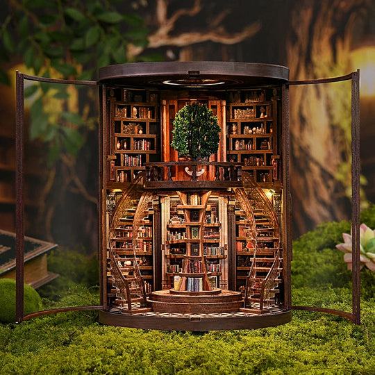 Book Nook La Bibliothèque du Sage vu de face sur une étagère