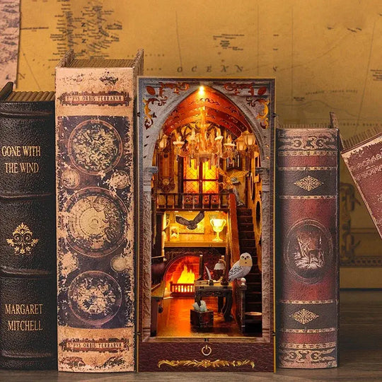 Détail des tourelles médiévales et fenêtres éclairées du book nook L'Académie des Mystères