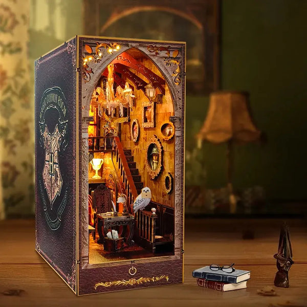 Book Nook L'Académie des Mystères, diorama fantastique en bois avec tours et fenêtres enchantées