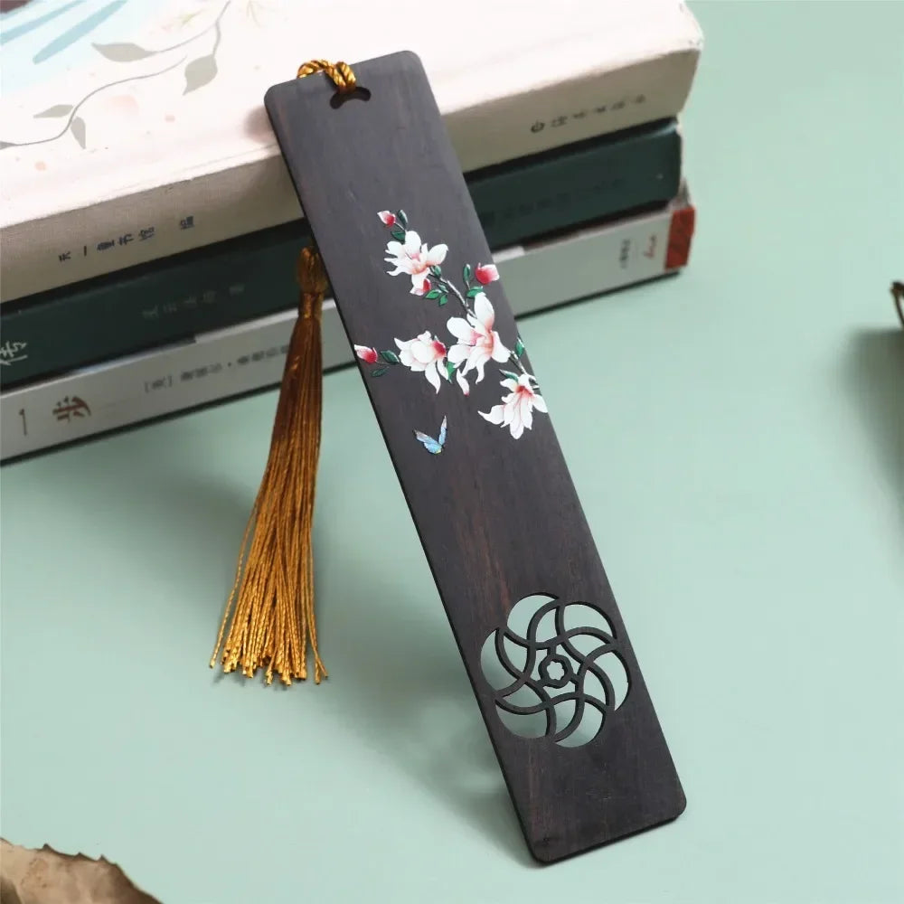 Marque-page en bois d'ébène peint main, magnolia et oiseau, L'Atelier des Lecteurs