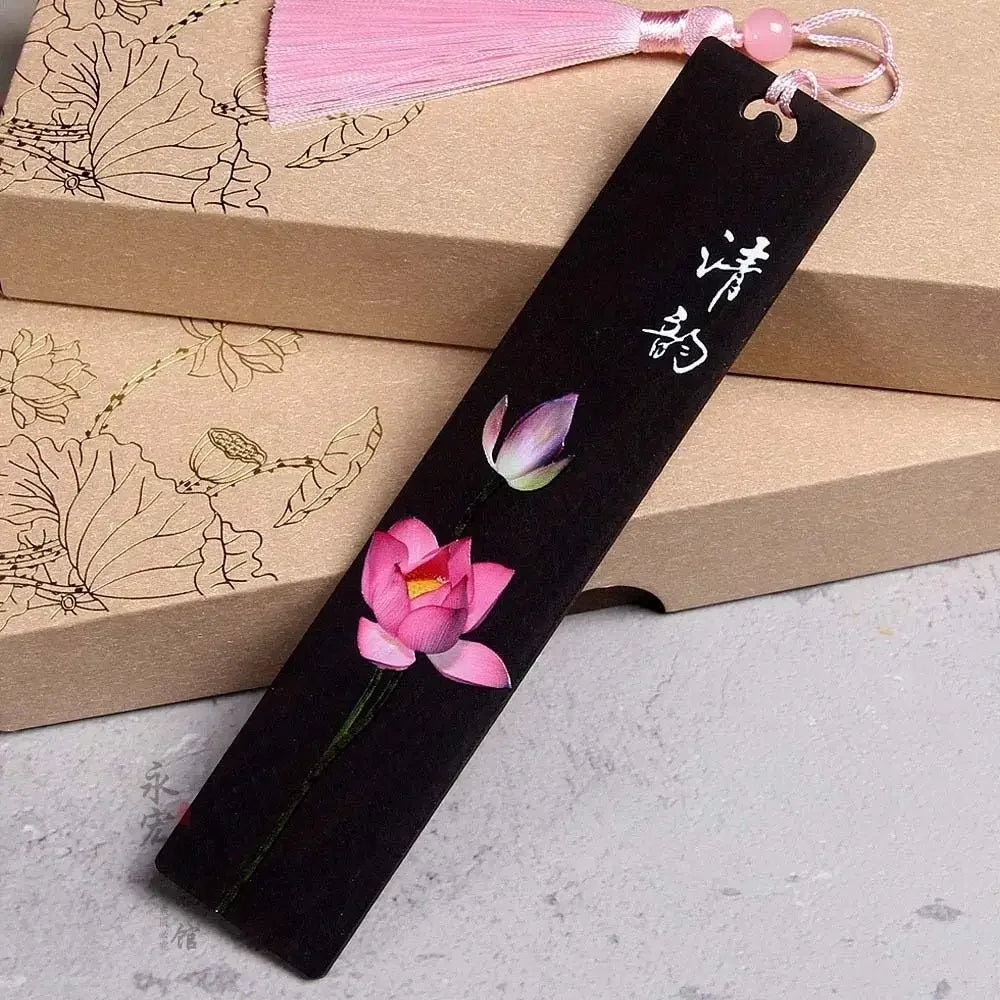 Marque-page en bois d'ébène peint main, lotus rose, L'Atelier des Lecteurs