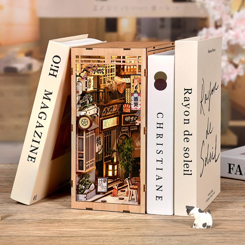 Book Nook La Ruelle qui Attend le Chat vu de profil sur une étagère