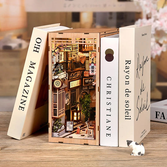 Book Nook La Ruelle qui Attend le Chat vu de profil sur une étagère