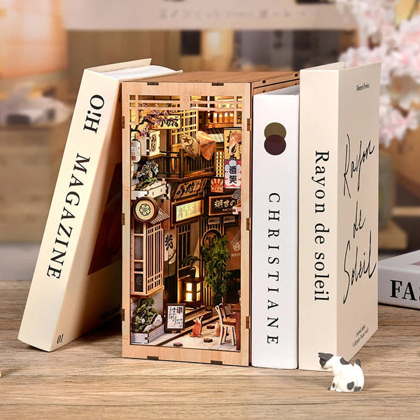 Book Nook La Ruelle qui Attend le Chat vu de profil sur une étagère