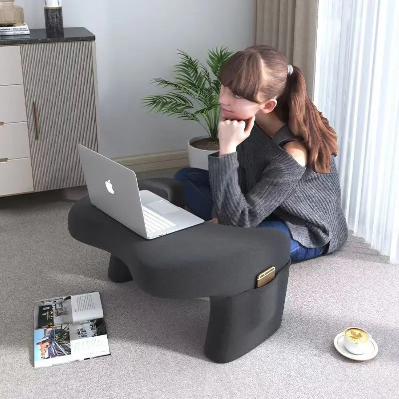 Coussin en mémoire de forme dans un coin lecture