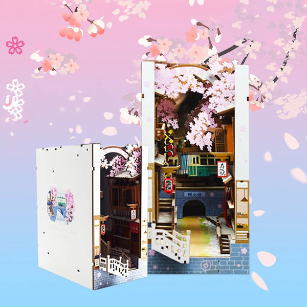 Gros plan sur les pétales de sakura du book nook Le Jardin des Cerisiers