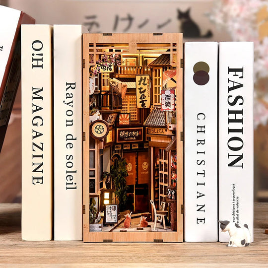 Book Nook La Ruelle qui Attend le Chat assemblé — ruelle japonaise miniature entre deux livres