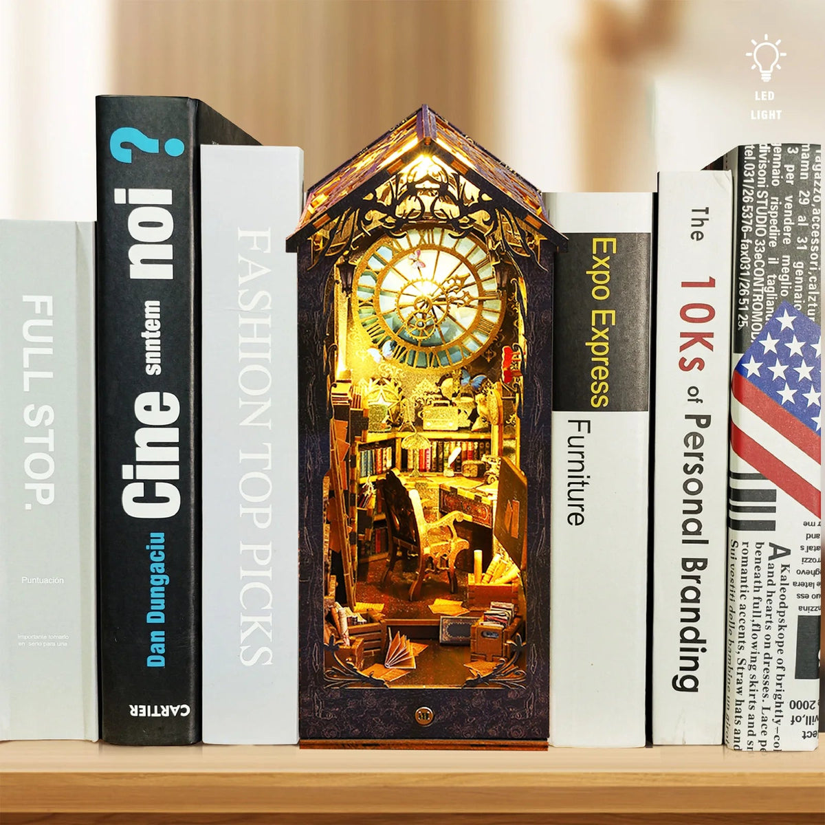 Book Nook La Bibliothèque Retrouvée vu de face sur une étagère