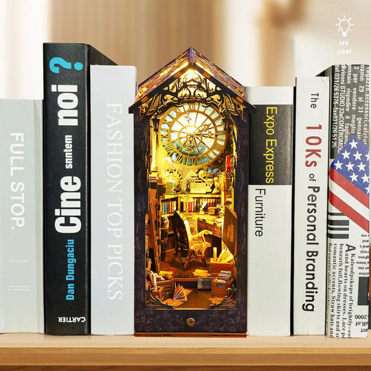 Book Nook La Bibliothèque Retrouvée vu de face sur une étagère