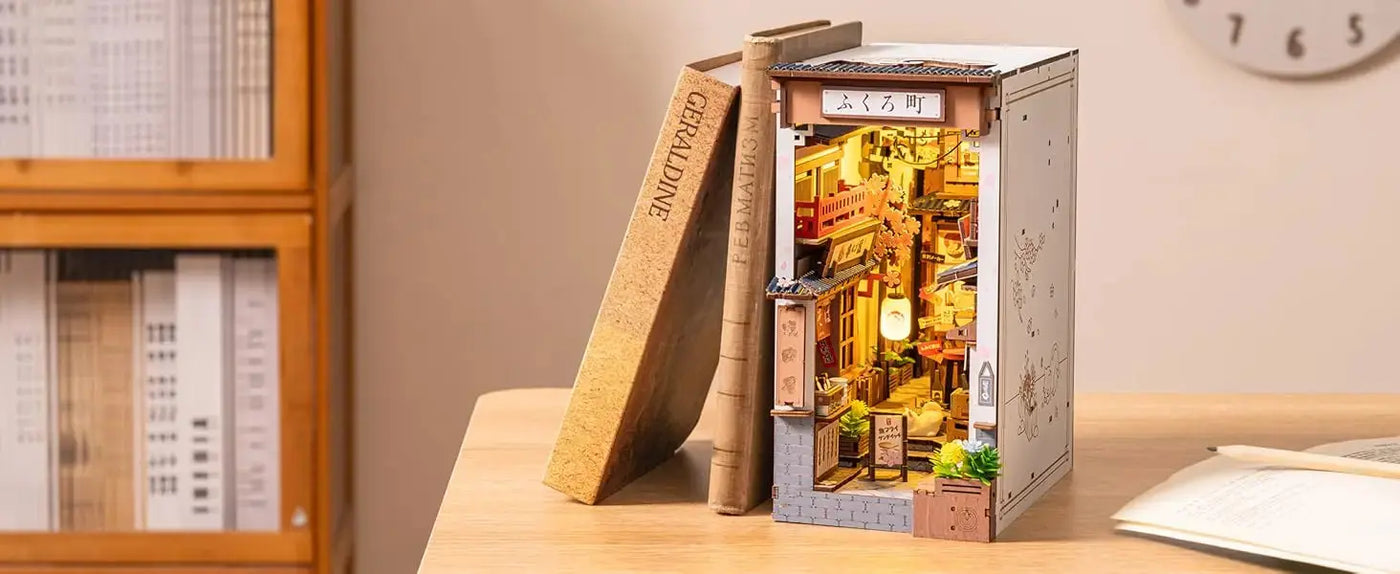 Book nook La Ruelle du Saké allumé — LED tactile chaleureuse sur une étagère