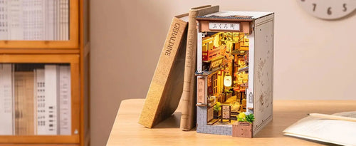 Book nook La Ruelle du Saké allumé — LED tactile chaleureuse sur une étagère