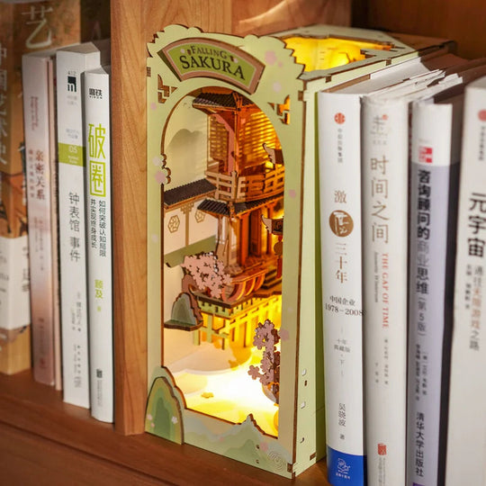 Book Nook La Pluie de Sakura allumé, lumière douce du soir