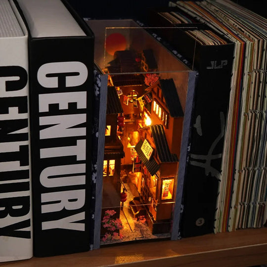 Book Nook Le Refuge du Lettré assemblé — scène de mobilier rétro miniature entre deux livres