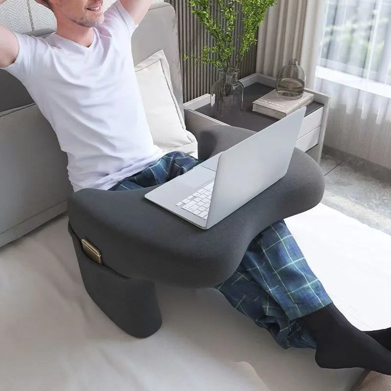 Coussin en mémoire de forme posé sur un lit