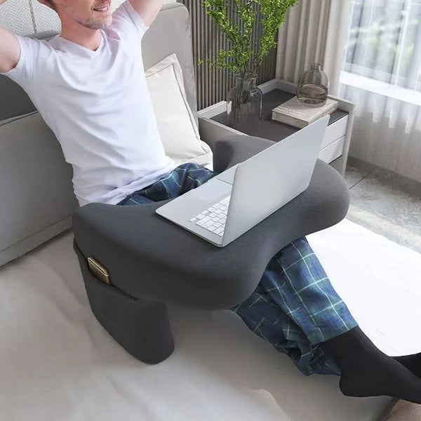 Coussin en mémoire de forme posé sur un lit