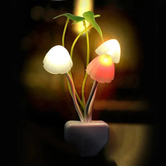 Veilleuse champignon à capteur, lueur colorée sur table de chevet