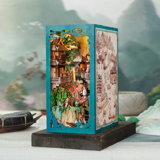 Détail de l'écritoire et des poèmes miniatures du book nook L'Écritoire de Brume