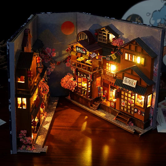 Détail du mobilier ancien du book nook Le Refuge du Lettré