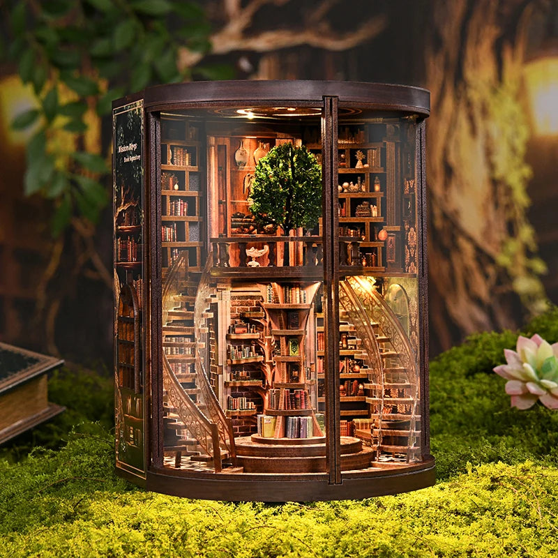 Détail des figurines miniatures du book nook La Bibliothèque du Sage