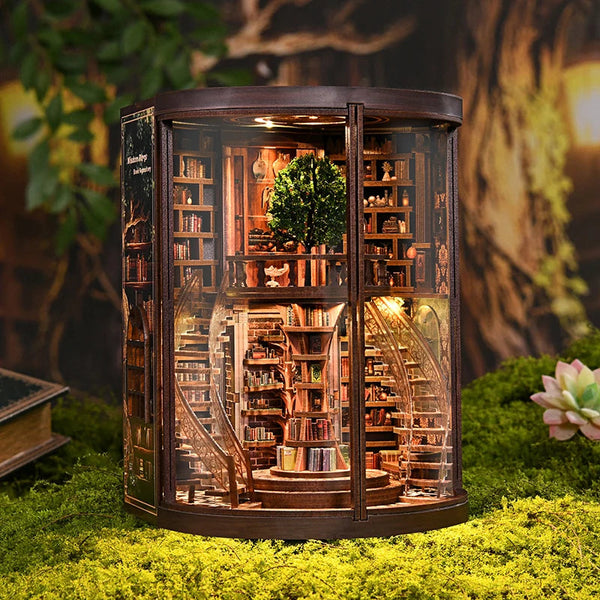 Détail des figurines miniatures du book nook La Bibliothèque du Sage