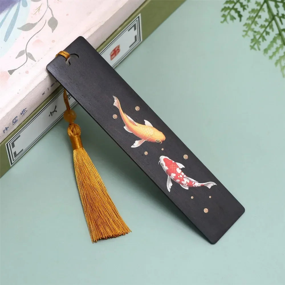 Marque-page en bois d'ébène peint main, deux carpes koï, L'Atelier des Lecteurs